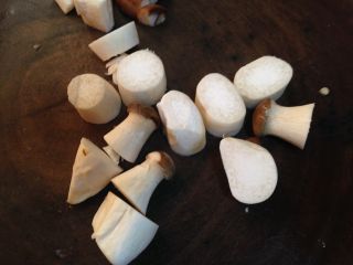 6、路边小吃自己做―鸡蛋干烤蔬菜串,杏鲍菇切丁（选择小杏鲍菇更容易操作）