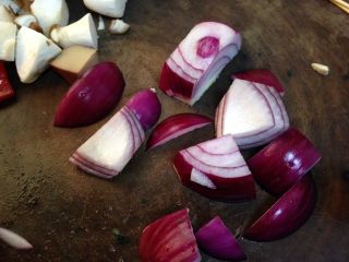 8、路边小吃自己做―鸡蛋干烤蔬菜串,洋葱切块