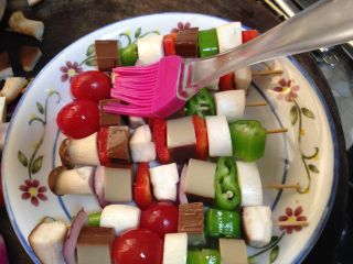 10、路边小吃自己做―鸡蛋干烤蔬菜串,在表面刷少许食用油