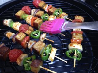 13、路边小吃自己做―鸡蛋干烤蔬菜串,中途翻面，10分钟的时候，两面刷上烧烤酱