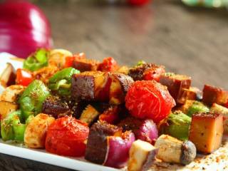 14、路边小吃自己做―鸡蛋干烤蔬菜串,出炉的时候撒黑胡椒碎、孜然粉即可食用