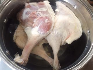 1、酱鸭腿,鸭腿放水里汆烫几分钟，去除一下血水，随后洗净沥干水分。