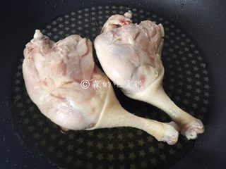 3、酱鸭腿,锅里放油，把汆烫好的鸭腿煎一下。