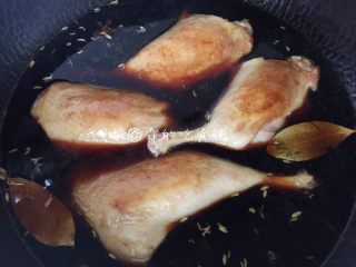 10、酱鸭腿,最后的鸭腿放进去（锅里的水量，应该是能浸没三分之二的鸭腿。）