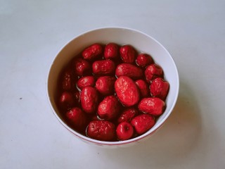2、山药红枣糕,红枣清洗干净备用