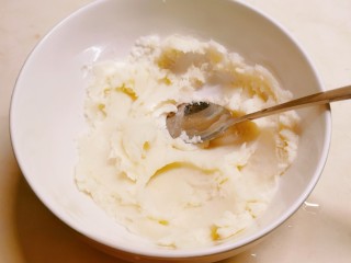 4、山药红枣糕,蒸熟后去皮碾压成泥