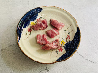 1、排骨焖面,排骨斩块取少量,一人食