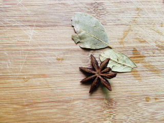 4、排骨焖面,八角、香叶