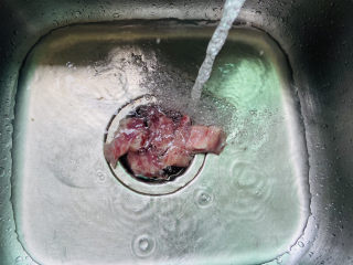 6、排骨焖面,排骨洗净放入水中浸泡出血水