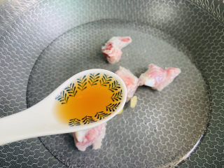 7、排骨焖面,锅中加入清水放入排骨、姜片、料酒