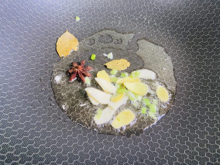 10、排骨焖面,起油锅放入姜、葱、蒜、八角、香叶爆香