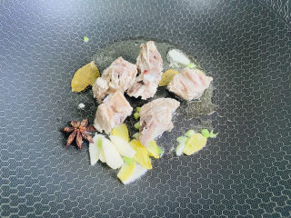 11、排骨焖面,放入排骨翻炒片刻