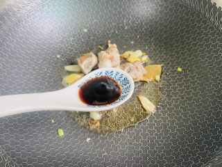 12、排骨焖面,烹入一勺蚝油