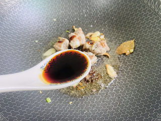 13、排骨焖面,烹入一勺生抽