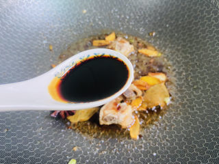 15、排骨焖面,烹入一勺红烧酱油