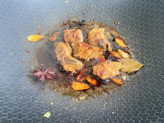 16、排骨焖面,翻炒至上色