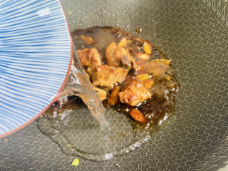 17、排骨焖面,加入一大碗热水大火烧开转中小火焖煮二十分钟