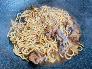 19、排骨焖面,焖熟