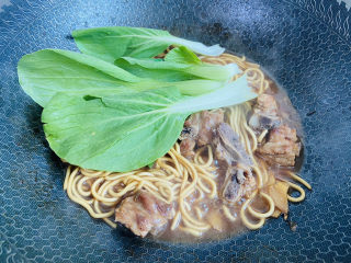 20、排骨焖面,放入青菜焖熟