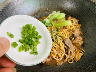 22、排骨焖面,入葱花翻炒均匀