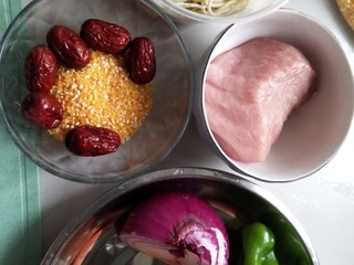 1、豪华版炒面套餐,准备好食材