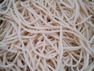 2、豪华版炒面套餐,湿面放蒸锅上蒸，蒸熟后加食用油拌匀，放一旁备用。