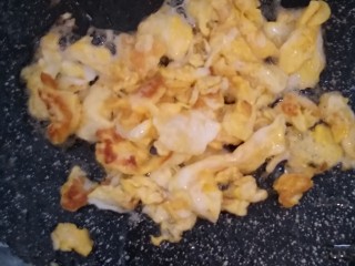 4、豪华版炒面套餐,锅中磕入一个鸡蛋，打散