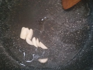 8、豪华版炒面套餐,锅中倒入油，下蒜片编香