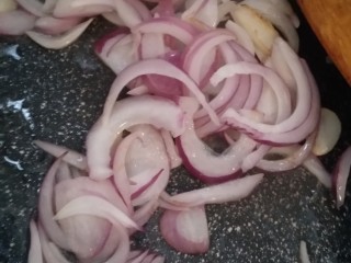 9、豪华版炒面套餐,下洋葱，继续翻炒