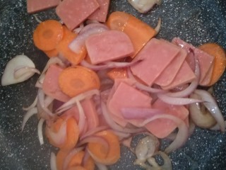 11、豪华版炒面套餐,下午餐肉