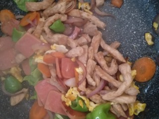 13、豪华版炒面套餐,把炒好的里脊肉和鸡蛋倒入锅里，翻炒均匀。