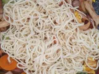 14、豪华版炒面套餐,把蒸好的面放进锅里，翻炒均匀