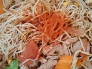 15、豪华版炒面套餐,+盐+生姜粉+辣椒粉，翻炒几下。