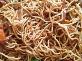 16、豪华版炒面套餐,＋生抽，翻炒均匀。