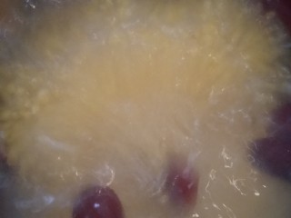 19、豪华版炒面套餐,锅中烧水，水开后下入玉米碜和红枣，再放半勺白糖，煮10-15分钟。