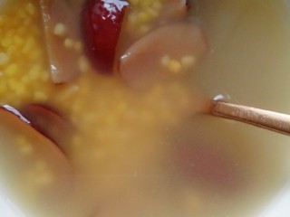 20、豪华版炒面套餐,吃完炒面后，是不是特别油？再来一碗微甜的红枣玉米粥就更好了。