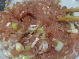 2、吉祥肉卷,肉馅加调味料，味馅儿。