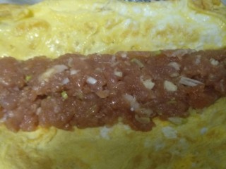 3、吉祥肉卷,鸡蛋摊成薄薄的鸡蛋饼，裹入肉馅