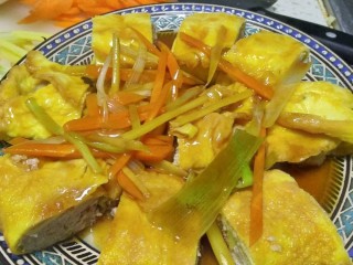 7、吉祥肉卷,切段儿，调汤汁淋上即可。