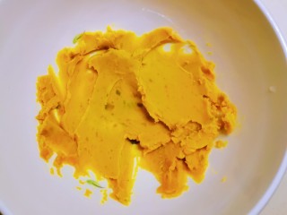 6、南瓜布丁,蒸熟的片状南瓜碾压成泥 块状的南瓜留作表面装饰备用。