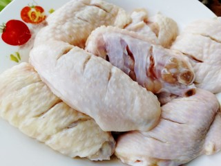 2、蒜香鸡翅,正反面切划几刀，便于入味。