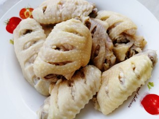 4、蒜香鸡翅,捞出温水洗掉浮沫。