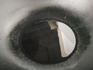 5、蒜香鸡翅,热锅凉油。