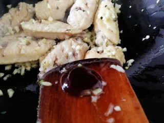 8、蒜香鸡翅,放入蚝油增鲜，文火翻炒均匀。