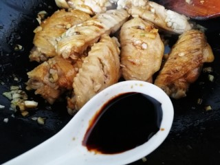 11、蒜香鸡翅,加老抽上色，文火翻炒均匀。