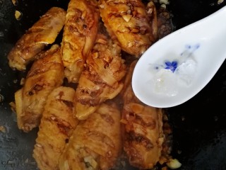 12、蒜香鸡翅,加两粒冰糖。