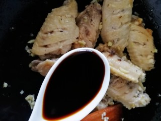 9、蒜香鸡翅,加生抽提鲜。