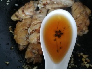 10、蒜香鸡翅,加料酒文火翻炒去腥。