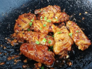 14、蒜香鸡翅,盖上盖子，文火煮至汤汁浓稠即可。