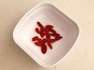 2、换个姿势吃汤圆 蛋抱汤圆,把枸杞子放入小碗里